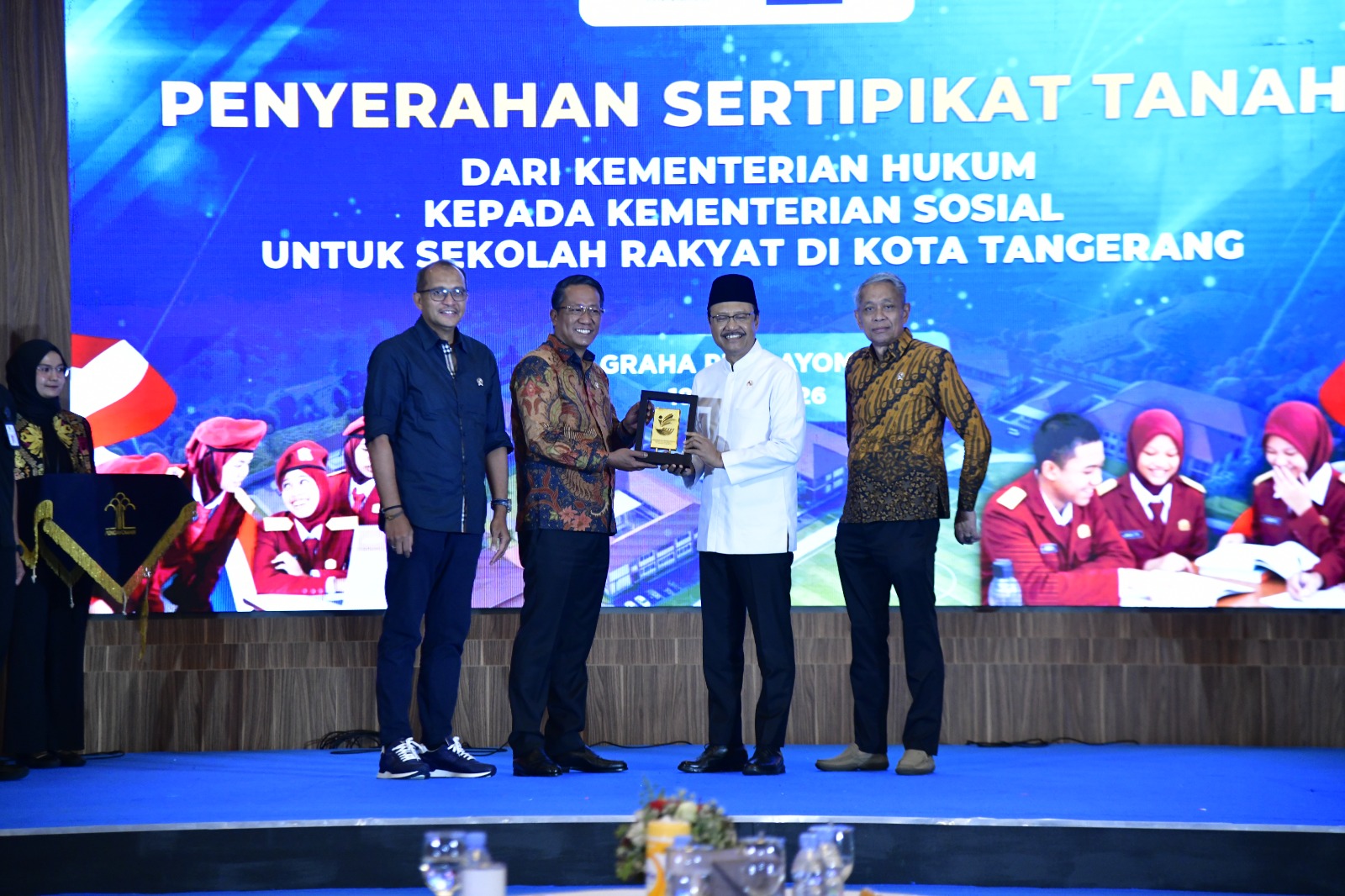 Menkum Supratman Andi Agtas menyerahkan tanah 62.966 meter persegi kepada Kemensos. (BeritaNasional/istimewa)