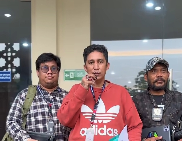 Advokat Firdaus Oiwobo setelah menyerahkan berkas laporan ke Polres Tangerang Selatan. (BeritaNasional/Bactiarudin)