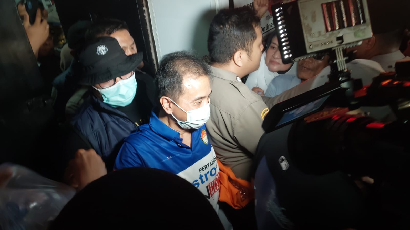 Enggan Pakai Rompi Oranye, Roy Suryo Pilih Menentengnya saat Jalani Pemeriksaan Kesehatan. (Foto/istimewa)