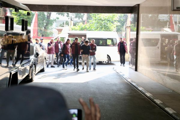 Tersangka Frans Antony (tangan diborgol), bendahara bandar narkoba Fredy Pratama, di Bareskrim Polri. (BeritaNasional/Bachtiarudin Alam)
