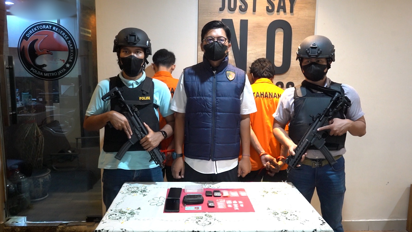 Barang bukti dan dua tersangka peredaran narkoba di Jakbar. (BeritaNasional/Bachtiarudin)
