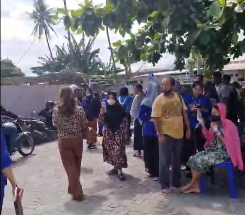 Pasien, keluarga pasien dan nakes berhamburan keluar RS Samaritan saat gempa bermagnitudo 6,7 terjadi di Palu, Sulteng, Selasa (16/6/2026). (BeritaNasional/X Sayyescimaa)