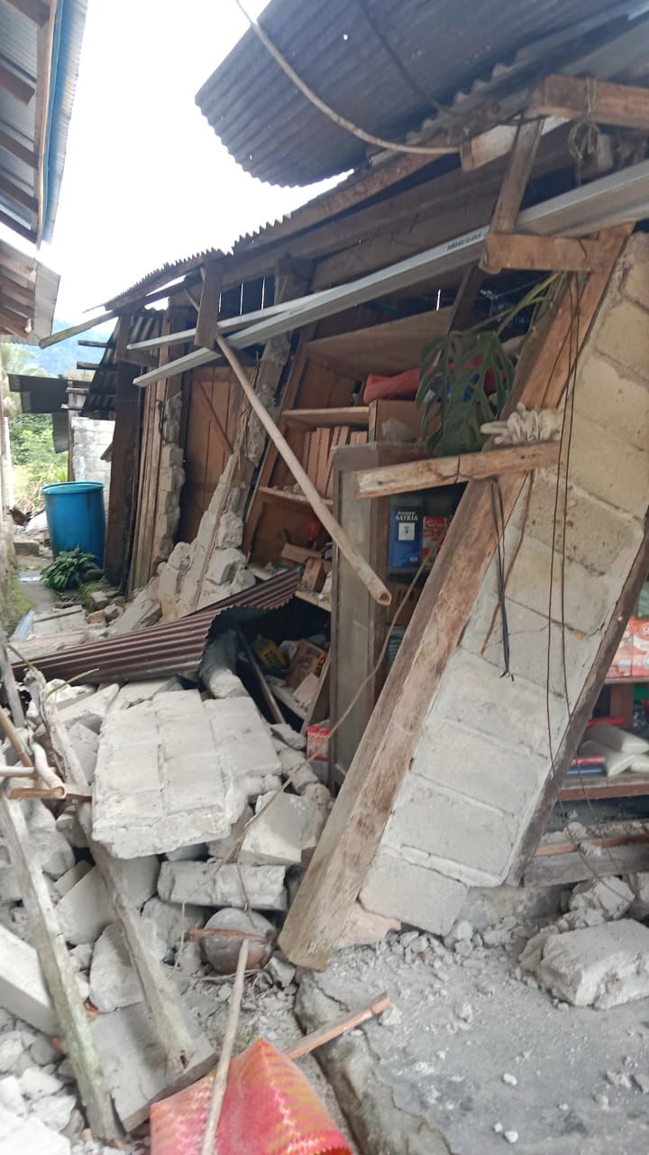 Rumah warga rusak terdampak gempa magnitudo 6,7 di Palu, Sulteng, Selasa (16/6/2026). (BeritaNasional/BNPB)