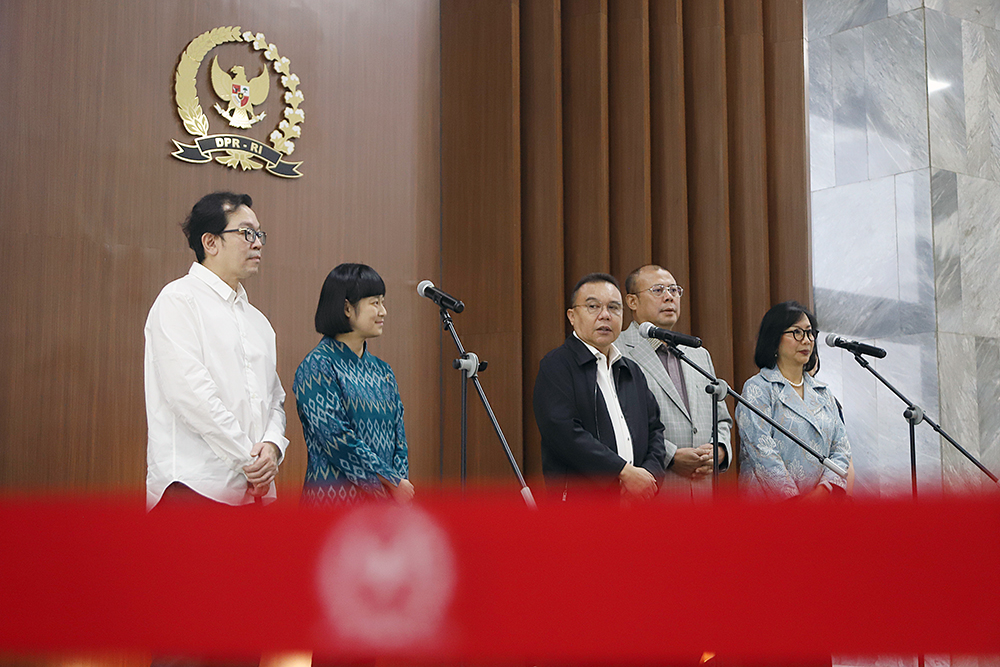 Pimpinan DPR beriketerangan kepada wartawan terkait penurunan potongan komisi layanan ojek online. (BeritaNasional/Elvis Sendouw)