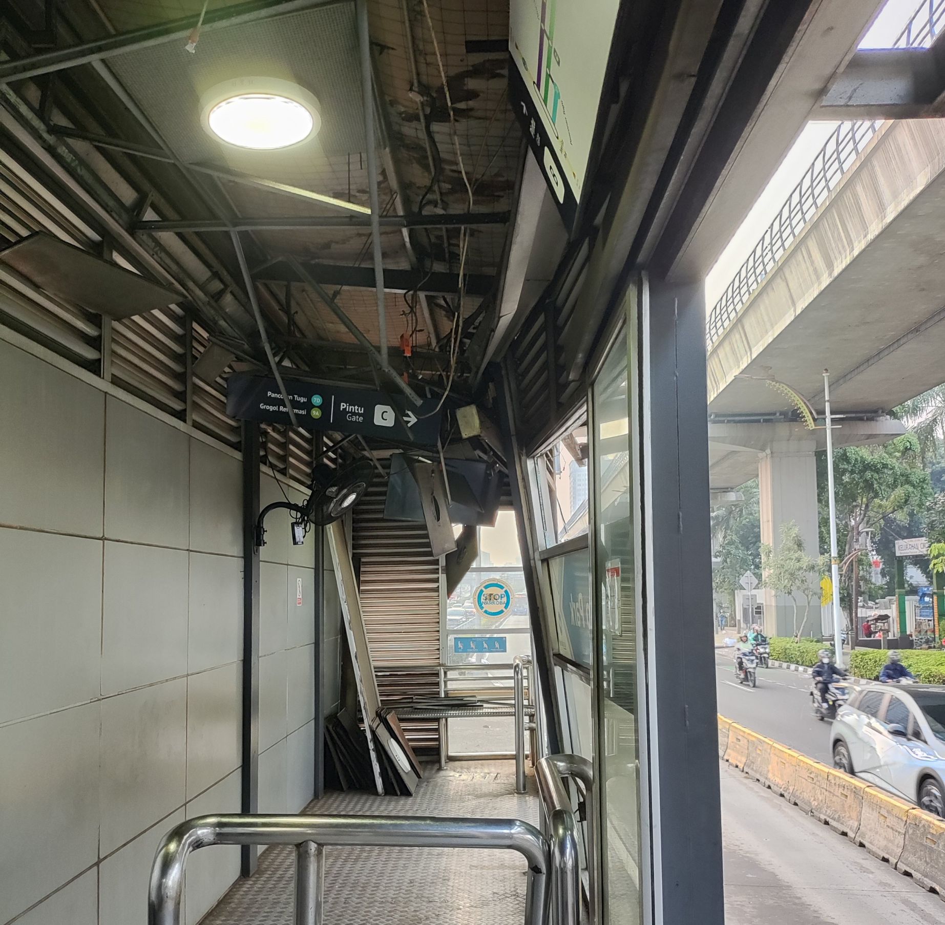 Halte Transjakarta Tebet Eco Park usai ditabrak truk pada Kamis (25/6/2026) dini hari. (BeritaNasional/X Dima M Dinama)