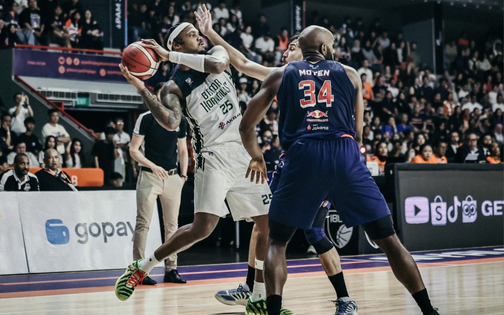 Pemain Hornbills Travin Thibodeaux (kiri) dinobatkan sebagai MVP Final IBL GoPay 2026. (Foto/doc IBL)