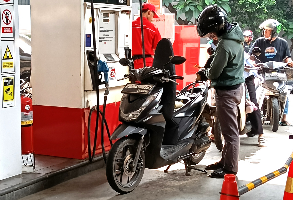 Warga melakukan pengisian bahan bakar minyak (BBM) jenis Pertamax di SPBU Pertamina Cikini, Jakarta, Rabu (10/6/2026). (Beritanasional.com/Oke Atmaja)