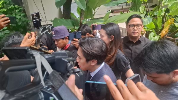 Thariq Halilintar-Aaliyah Massaid saat akan diperiksa terkait penggelapan umrah Hanania di Ditreskrimum Polda Metro Jaya. (BeritaNasional/Bachtiarudin)