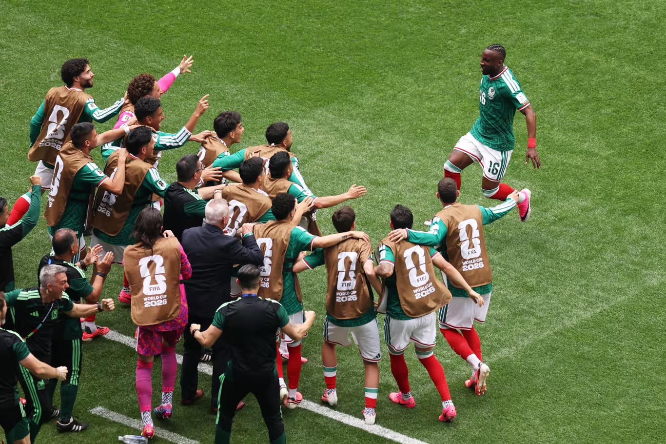 Para pemain Timnas Meksiko berselebrasi. (Foto/FIFA)