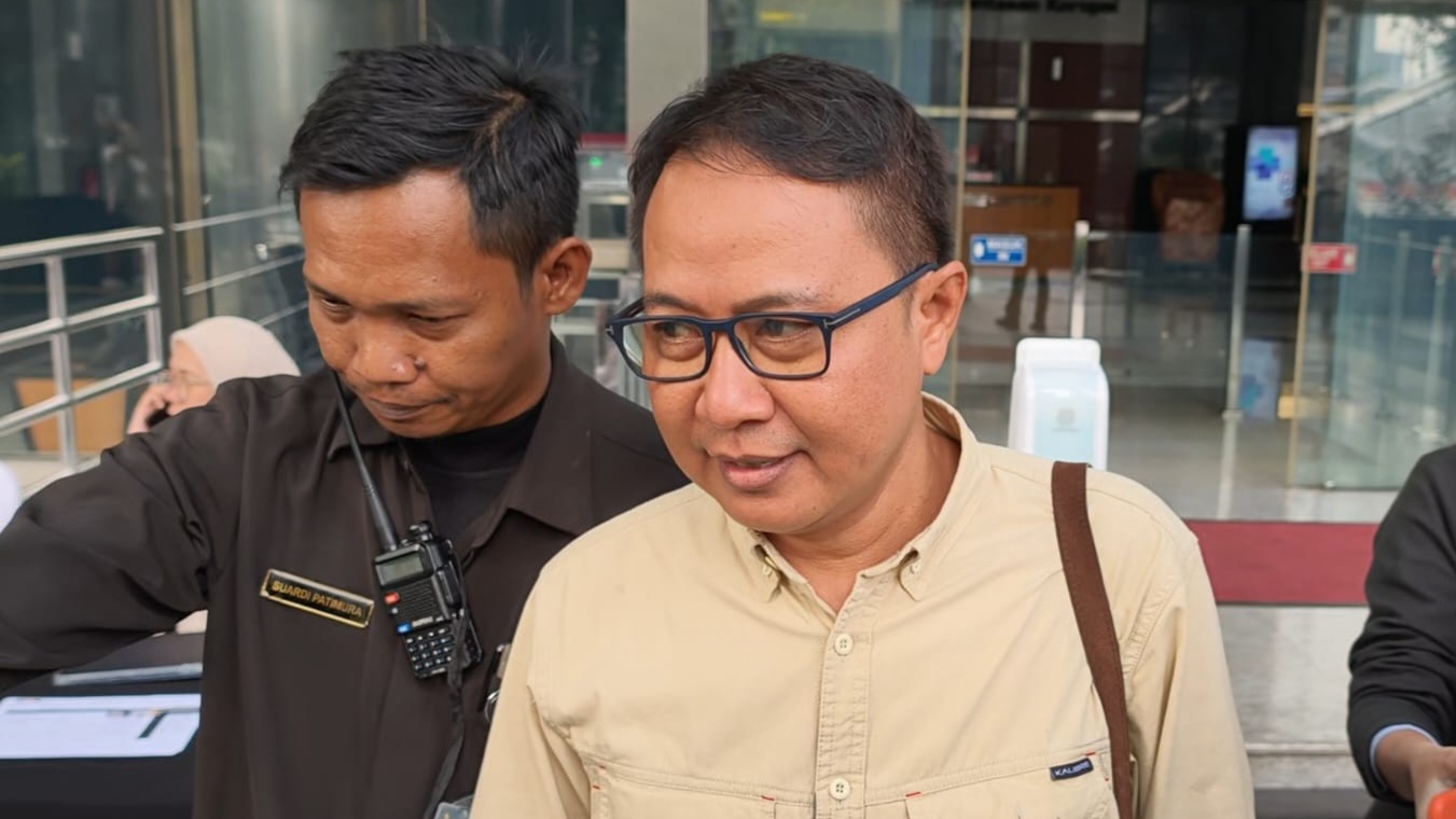Eks Dirjen Haji Kemenag, Hilman Latief usai pemeriksaan di Gedung KPK, Jakarta, Rabu (24/6/2026). (BeritaNasional/Panji)