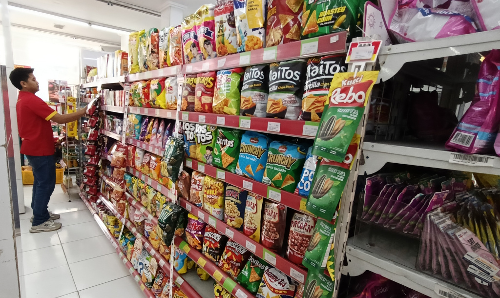 Karyawan menata dagangan di Mini Market, Jakarta, Sabtu (6/6/2026). (Beritanasional.com/Oke Atmaja)