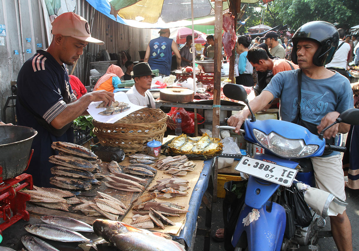 Pedagang melayani warga yang membeli kebutuhan pokok di Pasar Rumput, Jakarta, Rabu (17/6/2026). (Beritanasional.com/Oke Atmaja)