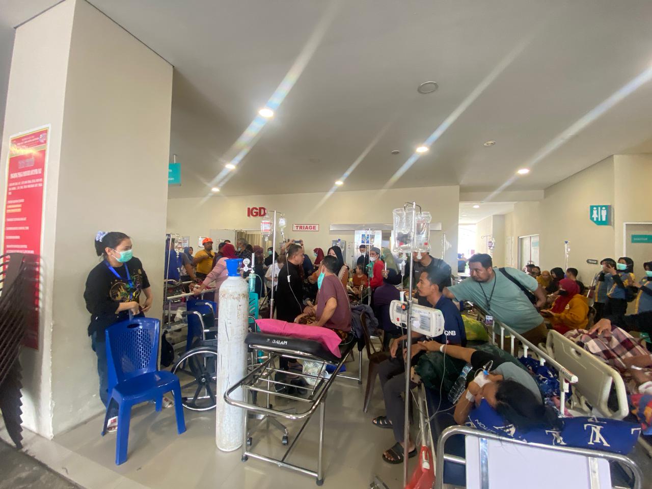 Masyarakat Palu Sulawesi Tengah korban gempa dirawat di rumah sakit setempat. (BeritaNasional/BNPB)