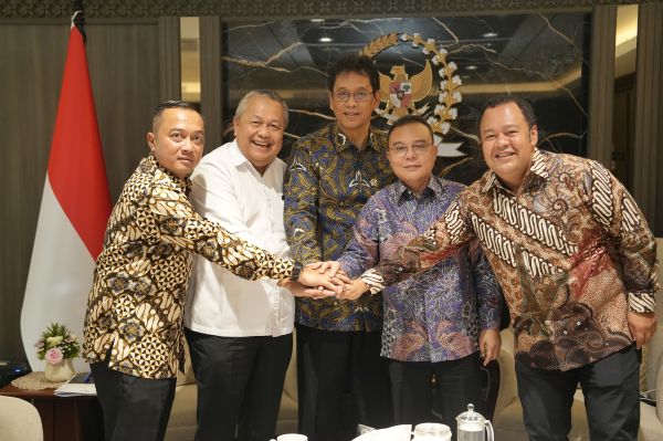 Dari kiri, Mensesneg Prasetyo Hadi, Gubernur BI, Perry Warjio, Menkeu Purbaya, dan Wakil Ketua DPR Sufmi Dasco Ahmad. (BeritaNasional/Elvis Sendouw)