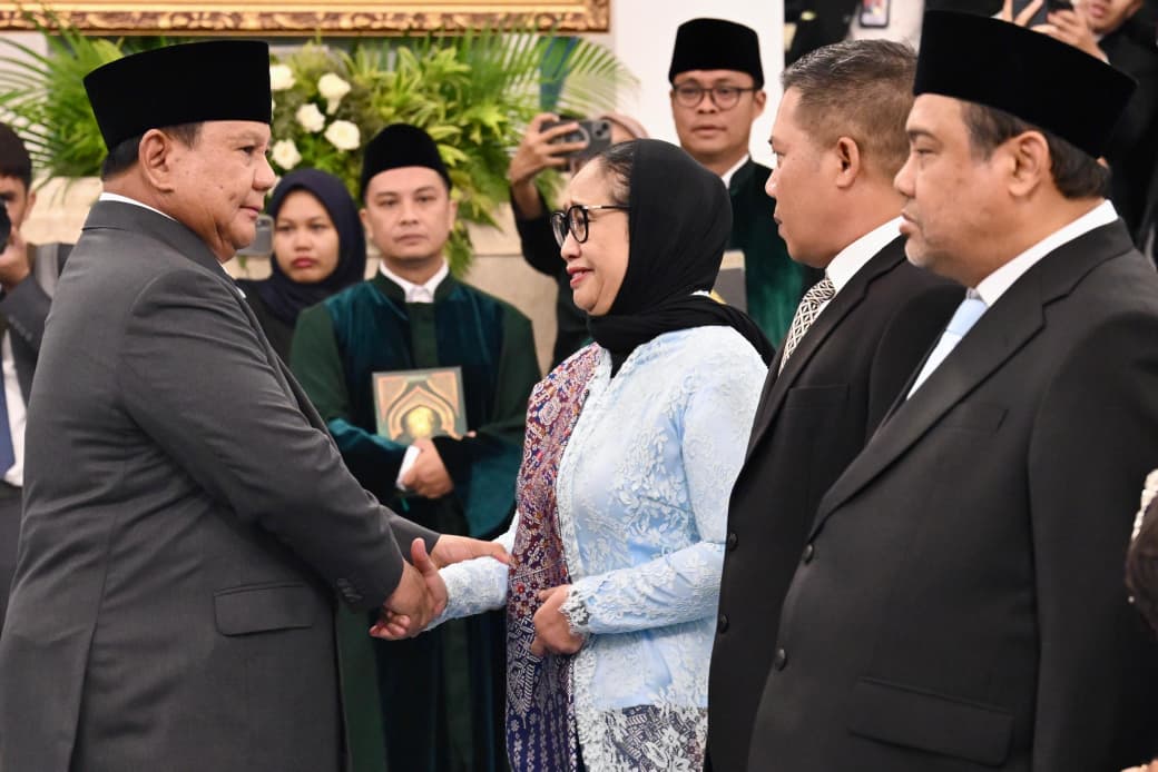 Presiden Prabowo Subianto menyalami para pembantunya yang baru dilantik. (BeritaNasional/Setpres)