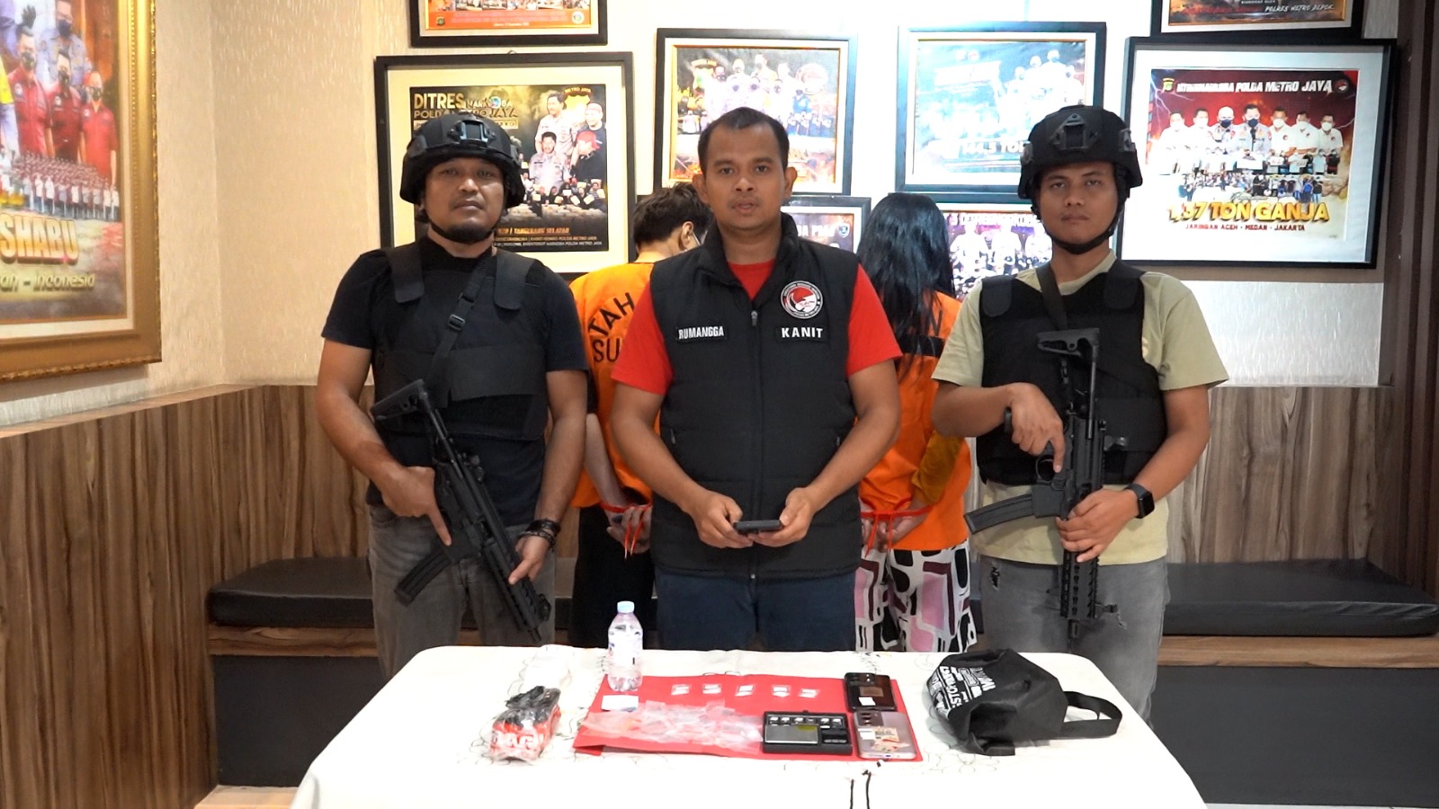 Pasutri pengedar sabu di Bekasi, Jawa Barat ditangkap Ditres Narkoba Polda Metro Jaya, Kamis (4/6/2026). (BeritaNasional/Polda Metro Jaya)