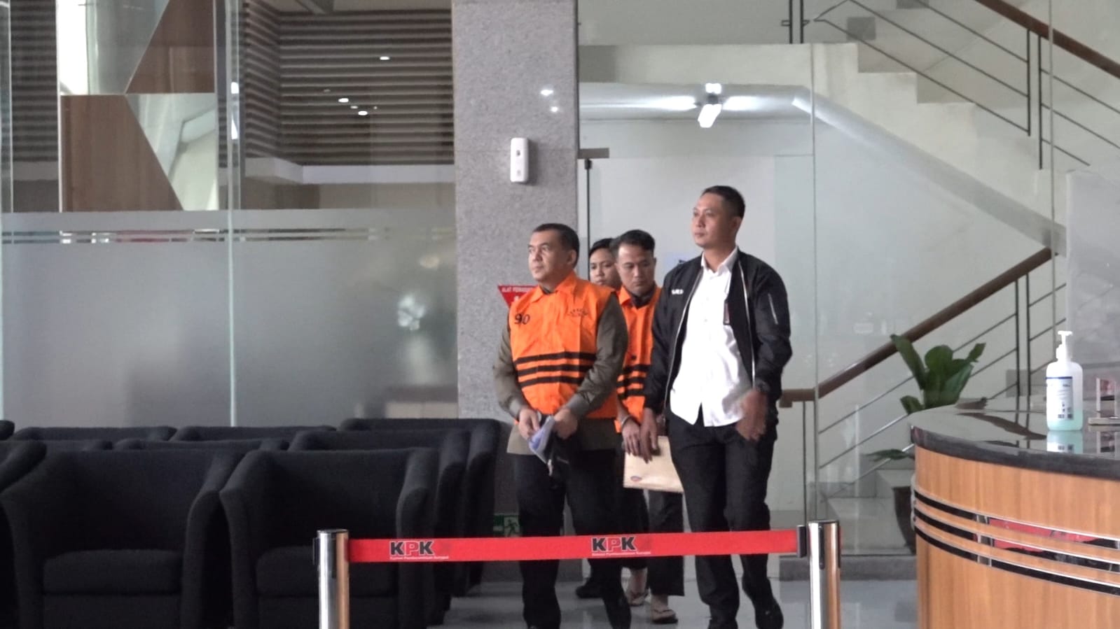 Wamen Imipas Silmy Karim kenakan rompi tahanan KPK. (BeritaNasional/Panji)