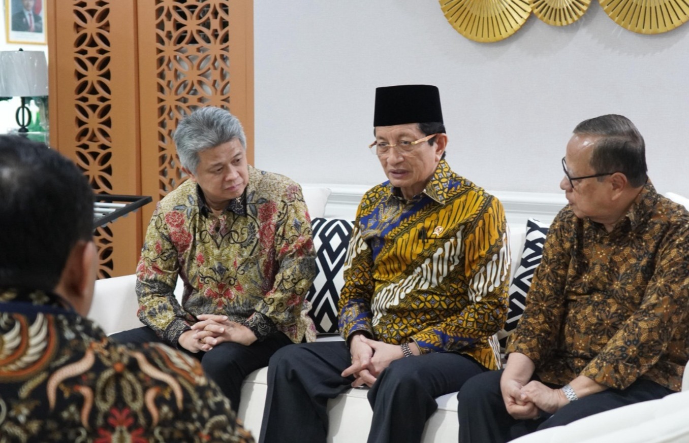 Menag Nasaruddin Umar (tengah), Uskup Bandung dan Ketua KWI, Mgr. Antonius Subianto Bunyamin (kiri), dan Kardinal Ignatius Suharyo (kanan), Rabu (24/6/2026). (BeritaNasional/Kemenag)