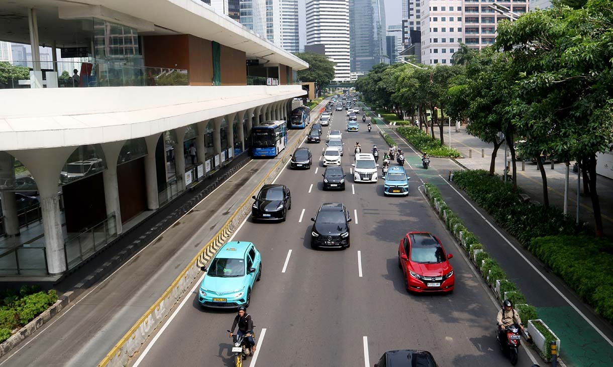 Kendaraan melintas di Jalan Jenderal Sudirman, Jakarta, Selasa (23/6/2026). (Beritanasional.com/Oke Atmaja)