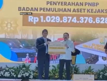 Penyerahan uang hasil lelang dari BPA Kejagung kepada Kemenkeu. (BeritaNasional/tangkapan layar)