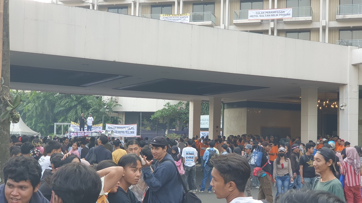 Massa penolak eksekusi telah memadati kawasan Blok 15 Gelora Bung Karno (GBK) Hotel Sultan. (BeritaNasional/Bachtiar)
