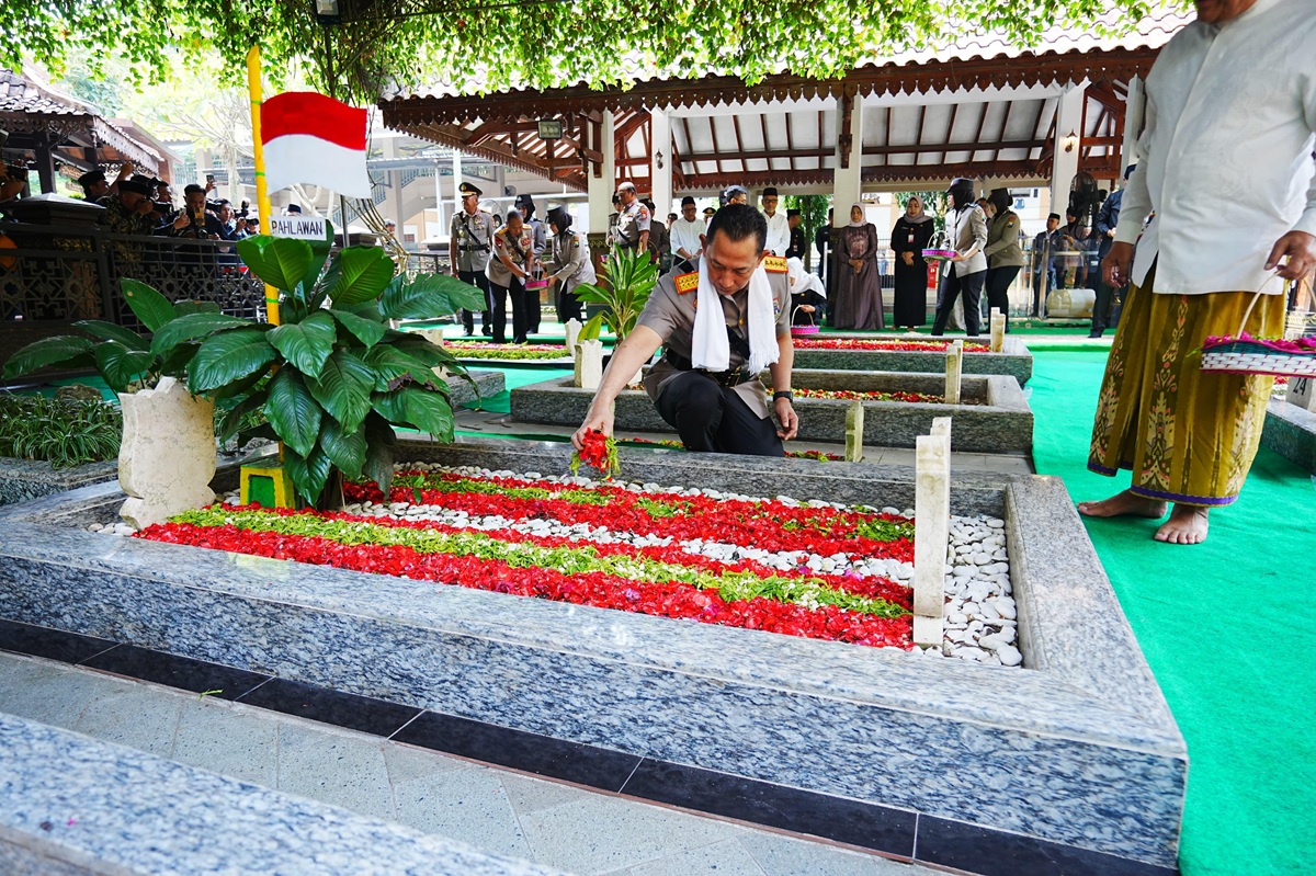 Kapolri Ziarah ke Makam Gus Dur di Jombang. (Foto/Humas Polri)
