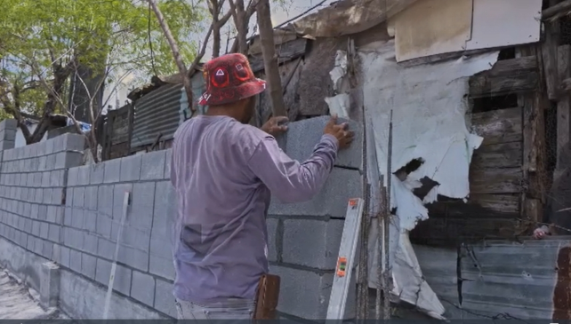 Pekerja membangun tembok beton di rumah kumuh di Nuevo Leon, Meksiko. (BeritaNasional/Viory)