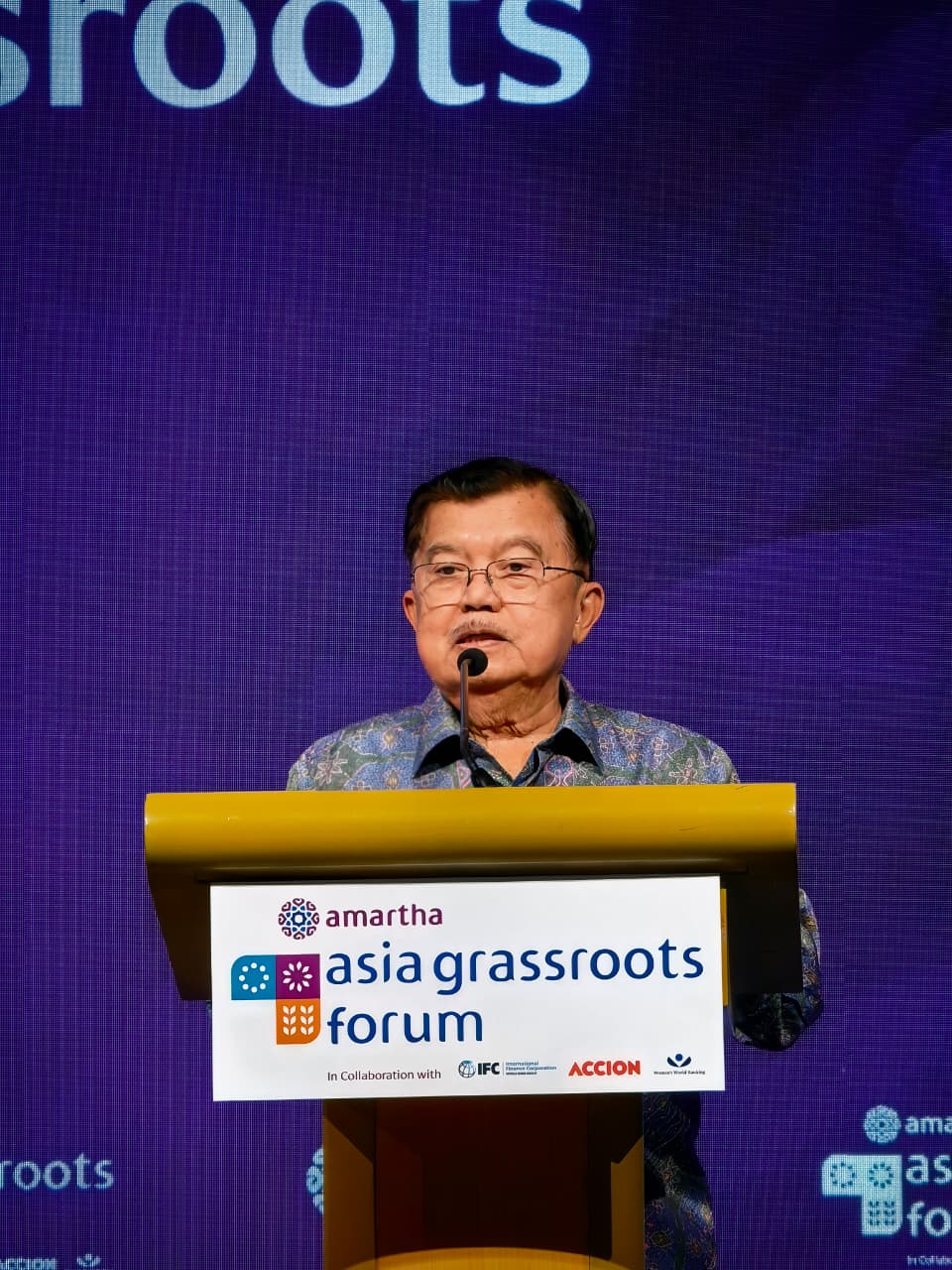 Jusuf Kalla berpidato dalam Amartha Asia Grassroots Forum di Hotel Shangri-La Jakarta. (BeritaNasional/istimewa)