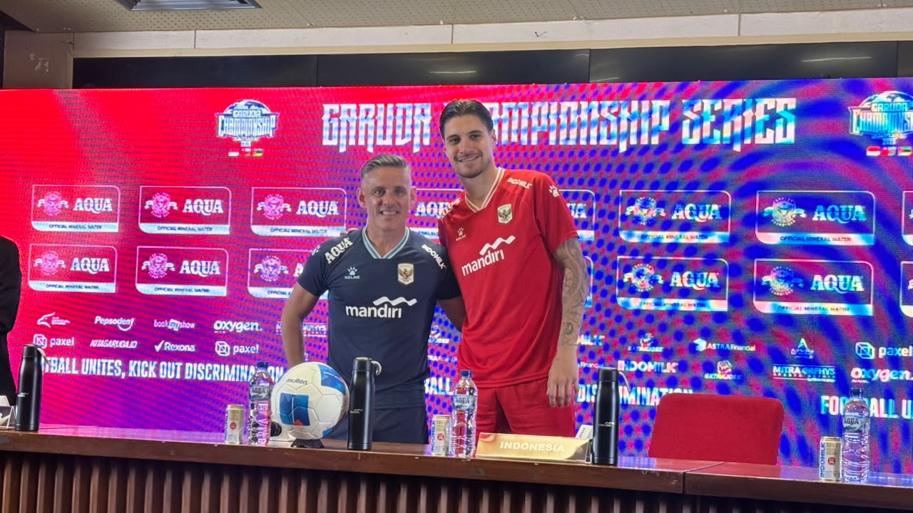 Pelatih Timnas Indonesia John Herdman (kiri) dan Kevin Diks (kanan). (BeritaNasional/Satria)