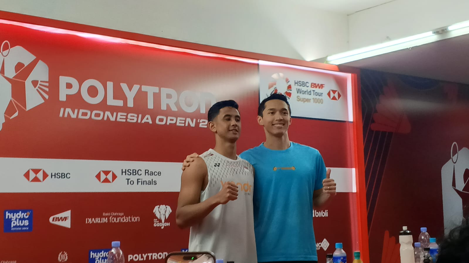 Dua pebulu tangkis tunggal putra Indonesia, Jonatan Christie (Jojo) dan Alwi Farhan, di Indonesia Open 2026. (BeritaNasional/Hamdi)
