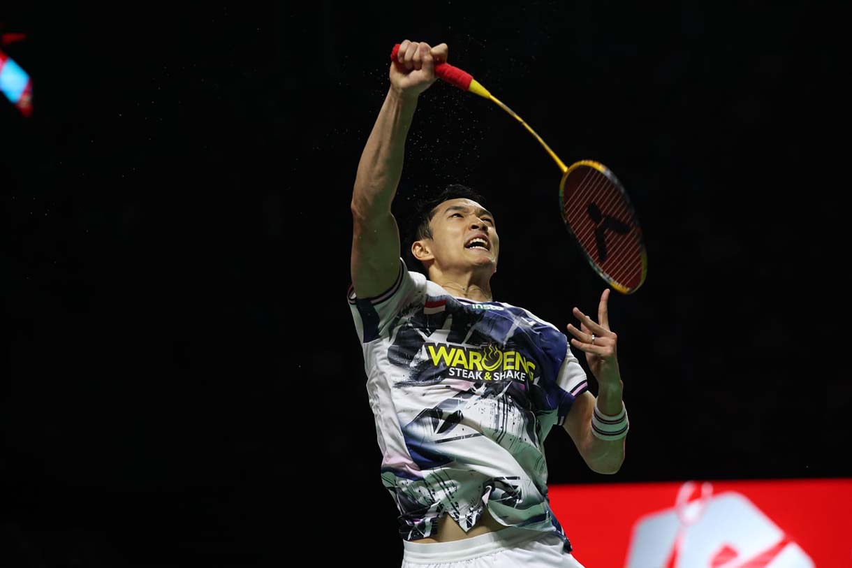 Pebulu tangkis tunggal putra Indonesia Jonatan Christie berusaha mengembalikan kok ke arah tunggal putra Thailand Panitchaphon Teeraratsakul pada semifinal Polytron Indonesia Open 2026 di Istora Senayan, Jakarta, Sabtu (6/6/2026).(Beritanasional.com/Oke Atmaja)