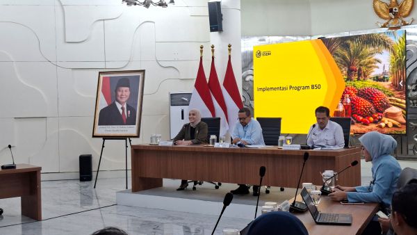 Jubir Kementerian ESDM Dwi Anggia (kiri) saat konferensi pers di Kantor Bakom RI, Jakarta. (BeritaNasional/Lydia)
