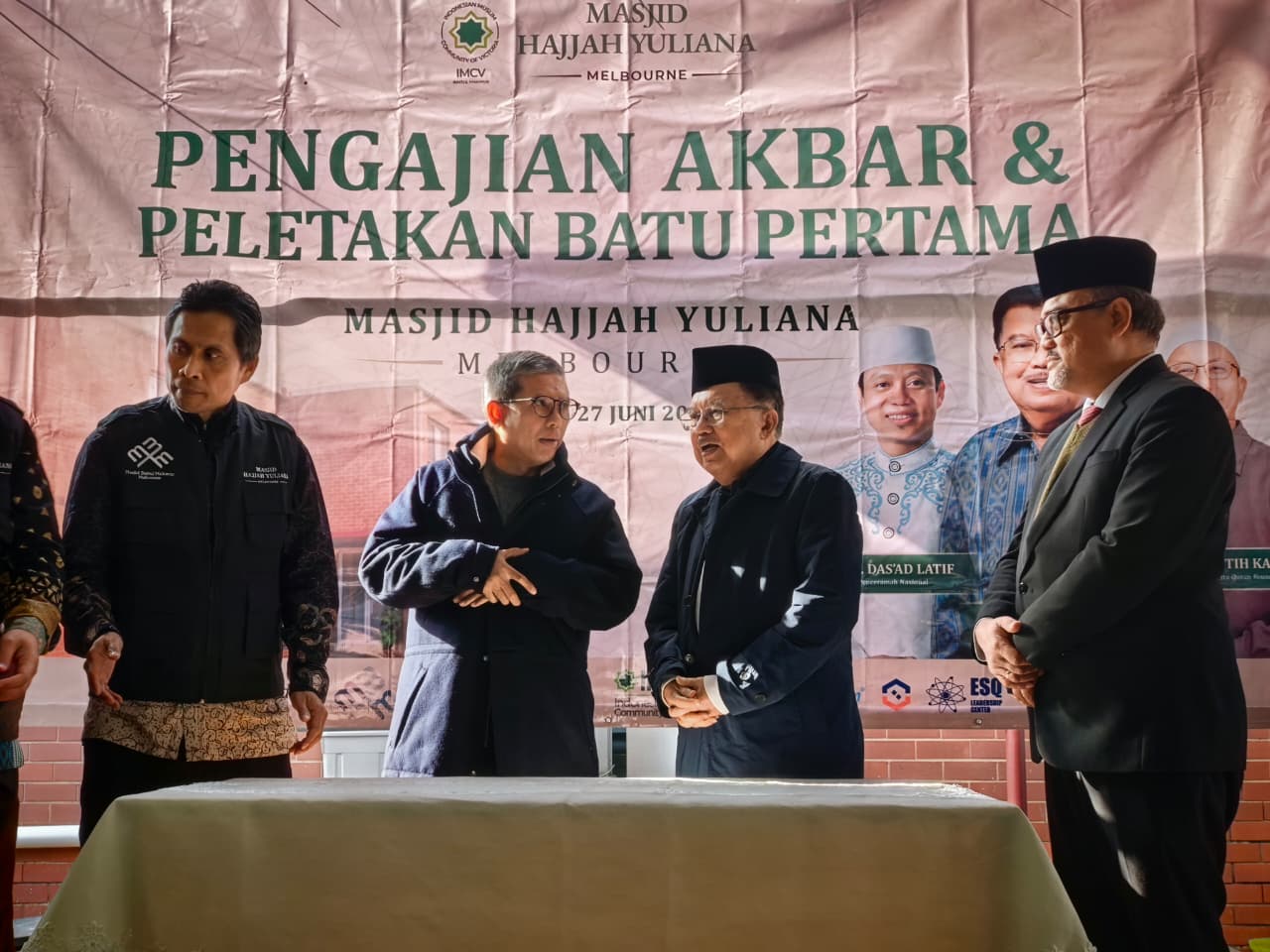 Ketua Umum Dewan Masjid Indonesia (DMI) Jusuf Kalla berbincang dengan salah satu WNI di Melbourne Australia setelah meletakan batu pertama masjid Hajjah Yuliana. (BeritaNasional/istimewa)