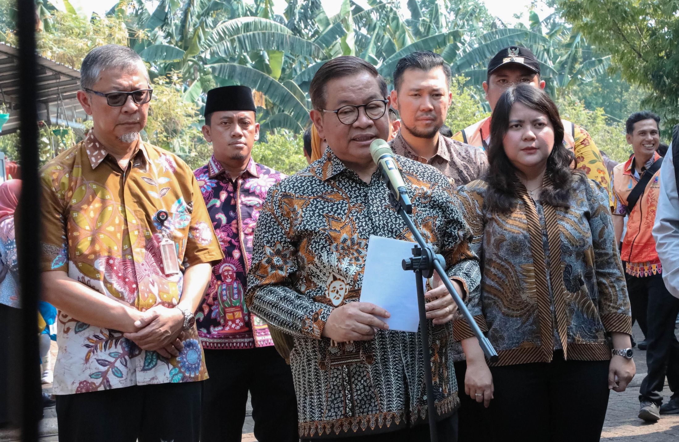 Gubernur Jakarta Pramono Anung (tengah) saat memberikan keterangan di Joglo, Kembangan, Jakbar. (Foto/Pemprov Jakarta)