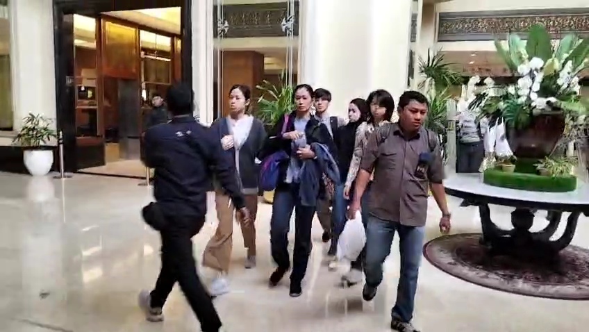 Tamu yang menginap di Hotel Sultan sempat tertahan karena ricuh eksekusi jurusita. (BeritaNasional/Bachtiarudin)