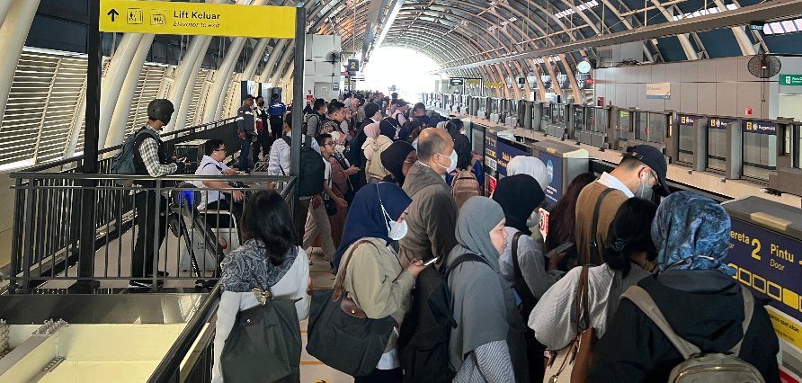 Pemandangan pagi hari penumpang penuhi stasiun LRT pada jam sibuk. (BeritaNasional/istimewa)