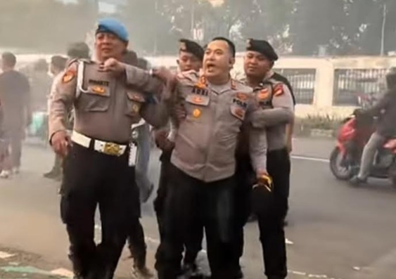 AKBP Adri patah kakinya saat amankan demo PMII (Beritanasional/Bachtiar)