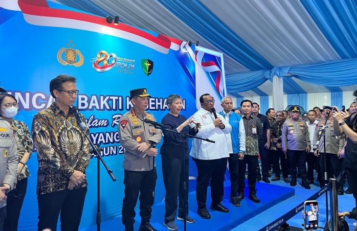 Kapolri Jenderal Listyo Sigit Prabowo (dua dari kiri) saat peluncuran Kartu Bhayangkara Prioritas Buruh. (BeritaNasional/Bachtiarudin Alam)