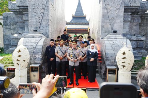 Kapolri Jenderal Listyo Sigit Prabowo (tengah) saat memberikan keterangan pers. (BeritaNasional/Bachtiarudin Alam