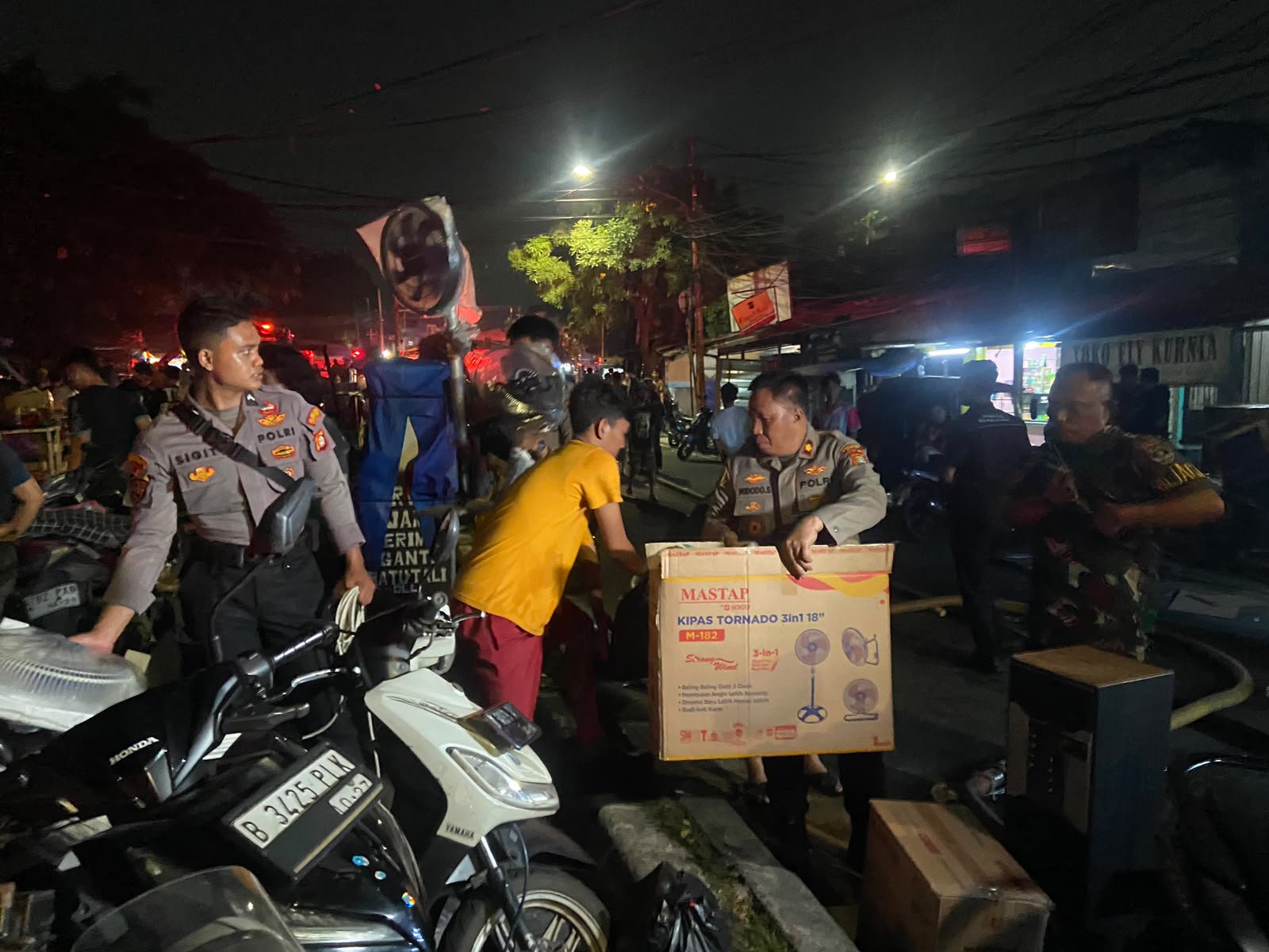 Kebakaran di Kemayoran Gempol belakang Pasar Jiung, RT 002/RW 04, Kebon Kosong, Kemayoran, Jakarta Pusat, Senin (1/6/2026) malam. (BeritaNasional/Humas Polres Jakpus)