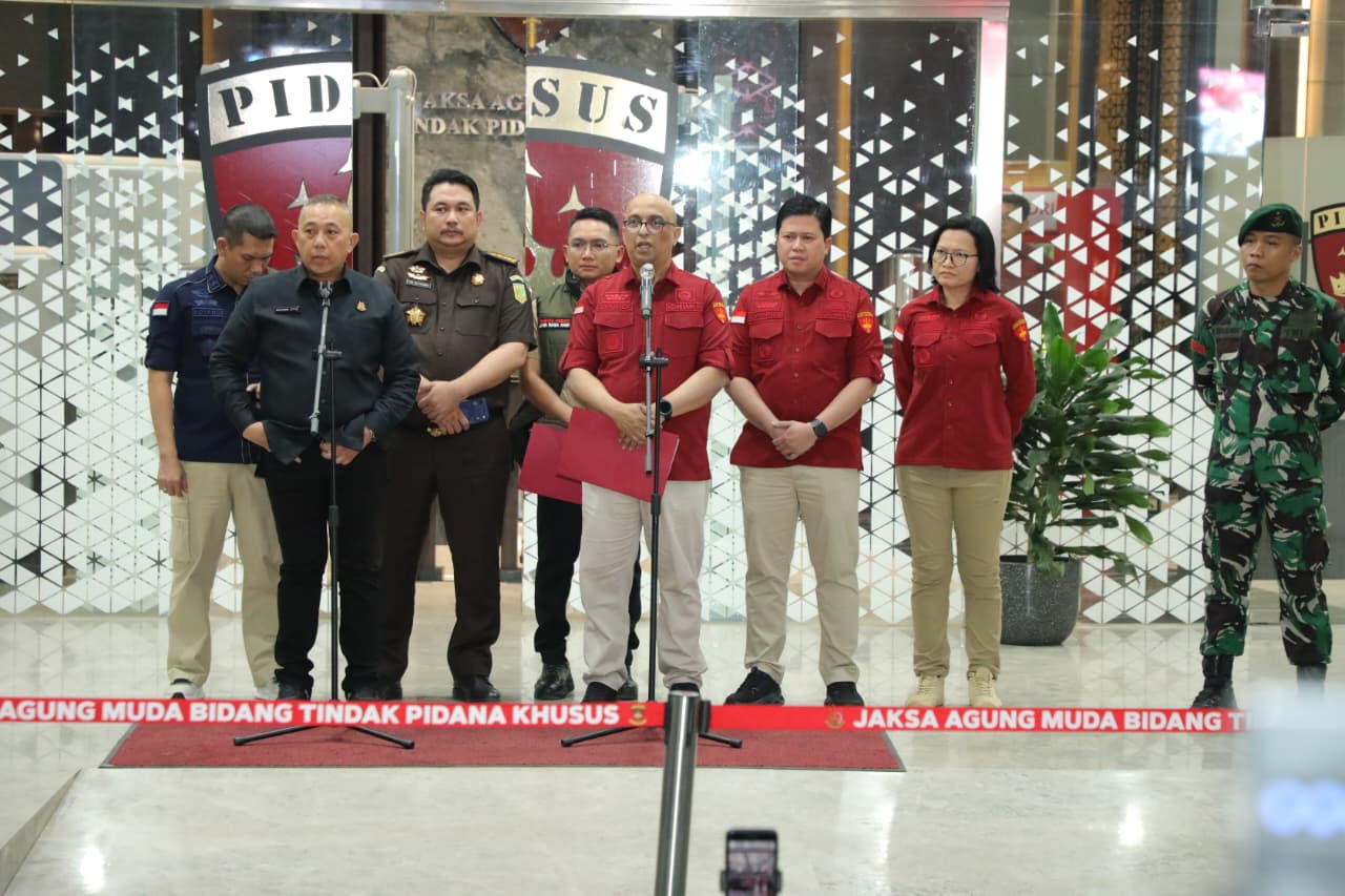 Dirdik Jampidsus Syarief Sulaeman Nahdi (tengah) saat konferensi pers di Kantor Kejagung, Jakarta Selatan. (Foto/dok Kejagung)