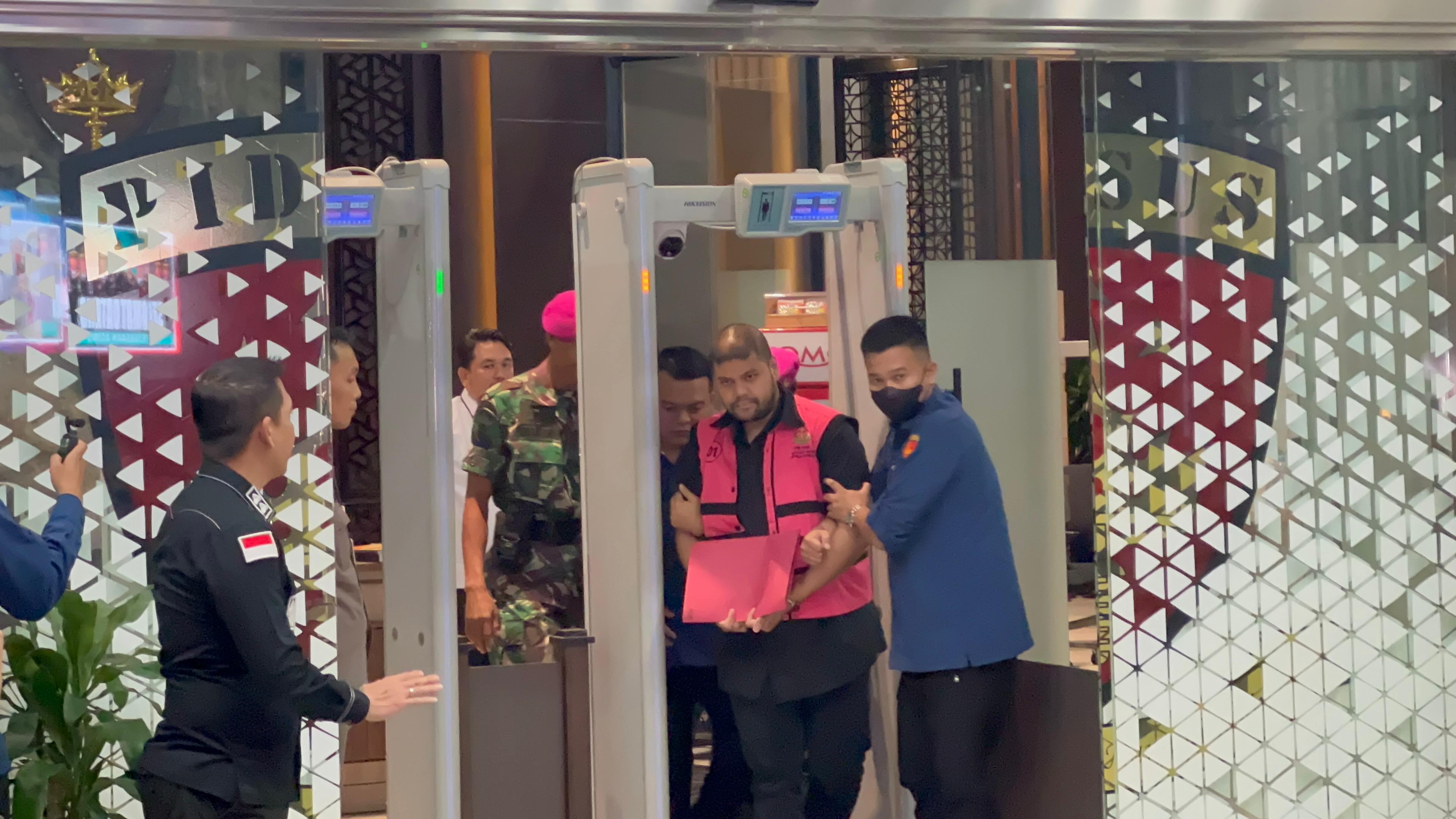 Kejagung menetapkan Ketua Yayasan Indonesia Food Security Review Harimas Sihombing (rompi pink) sebagai tersangka jual beli SPPG. (BeritaNasional/Bachtirudin Alam)