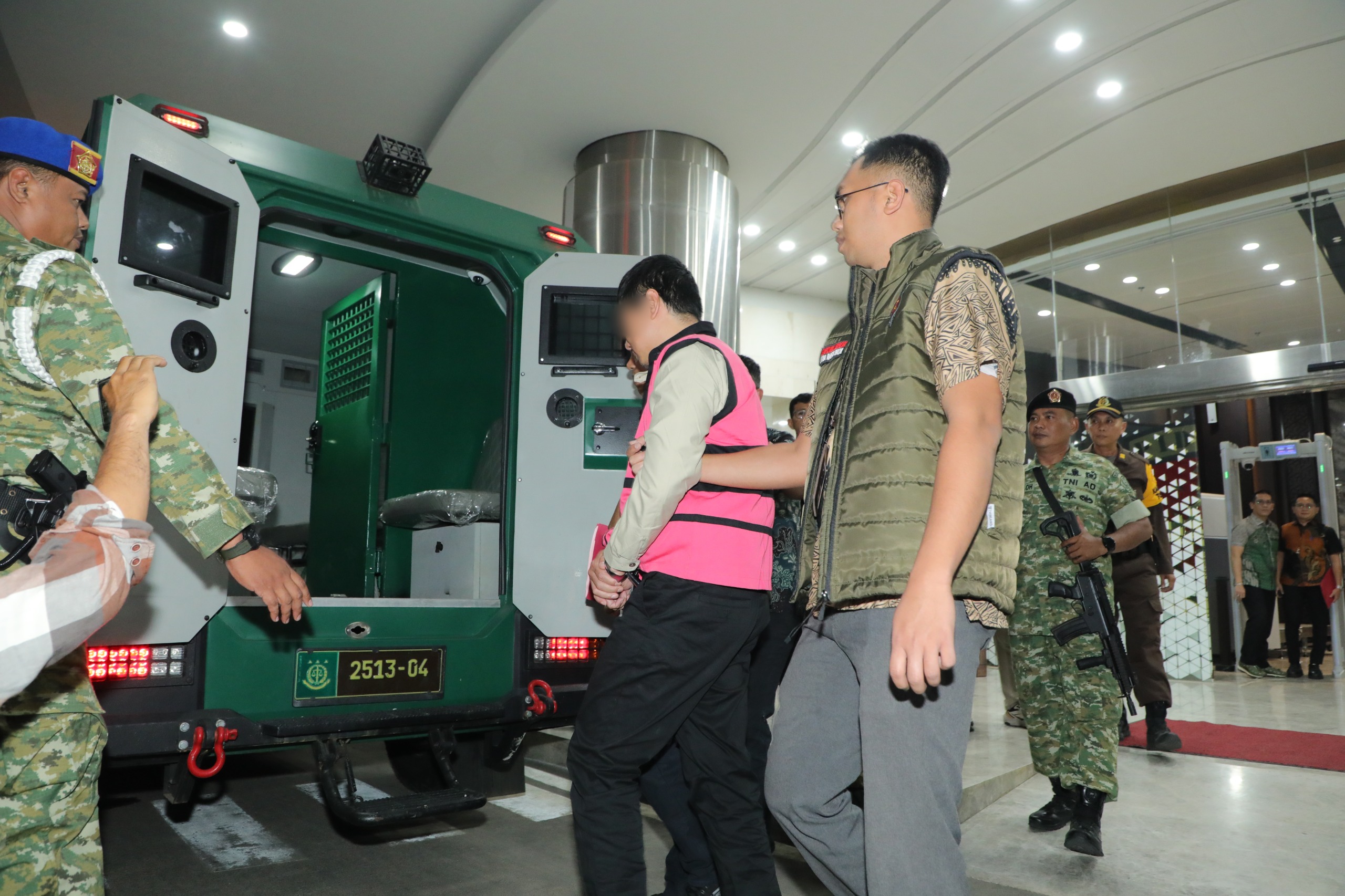 Komisaris PT Yasa Artha Trimanunggal (YAT) Andri Mulyono (AM) tersangka baru korupsi BGN di Kejagung, Jumat (12/6/2026). (BeritaNasional/Bachtiar)