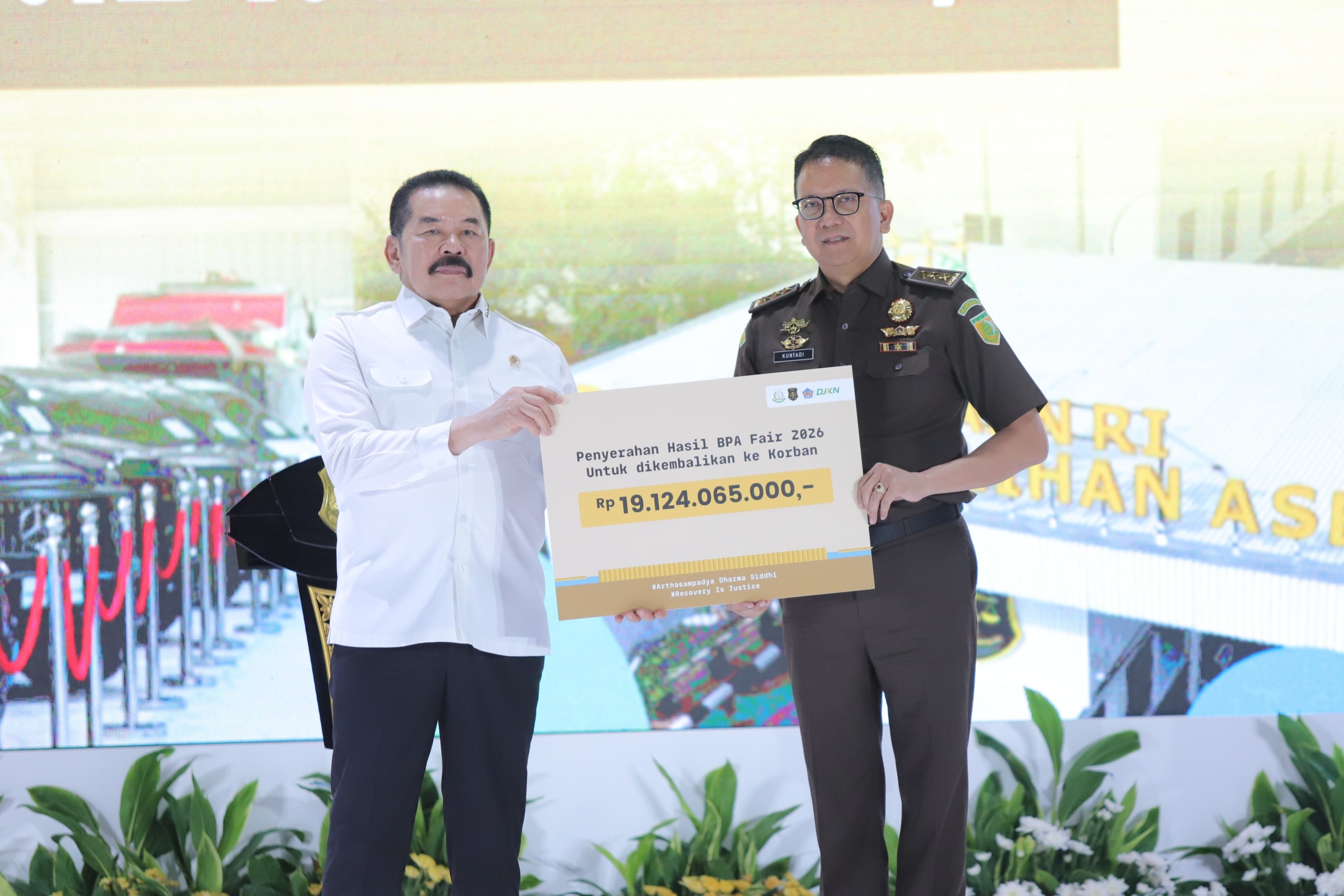 Kejaksaan Serahkan Hasil Lelang dan Aset Edi Tansil Rp1,02 Triliun ke Kemenkeu. (Foto/Kejagun)