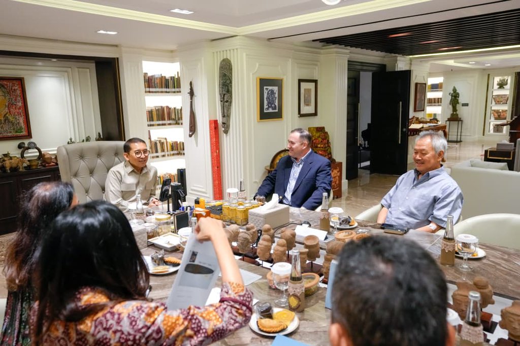 Suasana pertemuan Menbud Fadli Zon (kiri) dengan perwakilan FBI di Jakarta. (Foto/X Fadli Zon)
