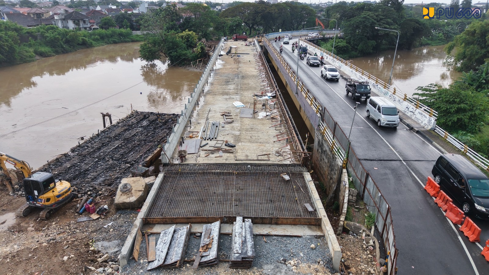 Progres pembangunan jembatan Kemang Pratama di Kota Bekasi Jawa Barat. (BeritaNasional/KemenPU)