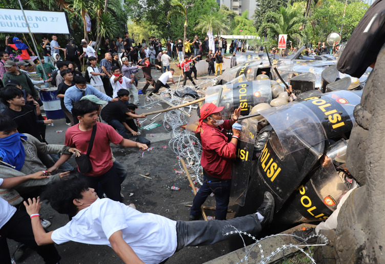 Massa menolak pengosongan Hotel Sultan Jakarta. (BeritaNasional/Oke Atmaja)