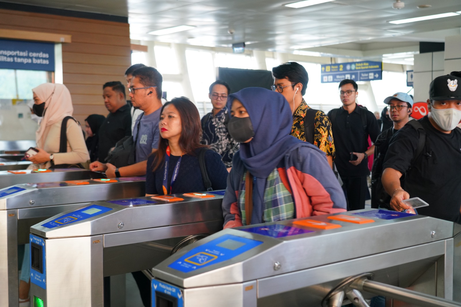 Pelanggan LRT. (BeritaNasional/istimewa)