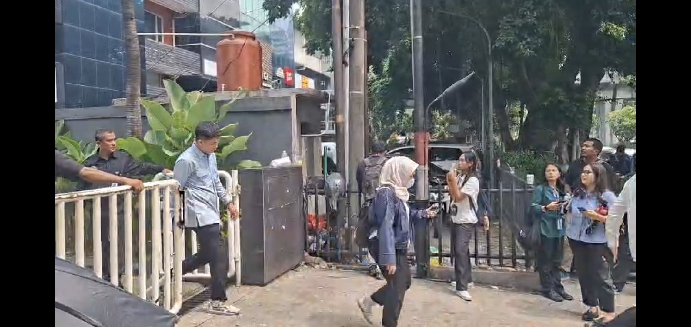 Pegawai BGN mendadak pulang dari kantor. (BeritaNasional/Lydia)
