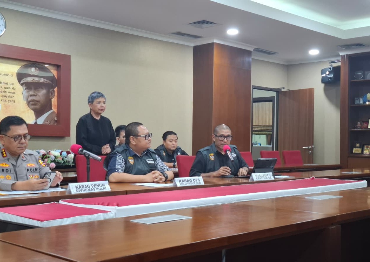 Kabag Ops Kortas Tipidkor Polri Kombes Pol Ahmad Yusuf Afandi (tengah) saat konferensi pers kasus korupsi. (BeritaNasional/Bachtiarudin)